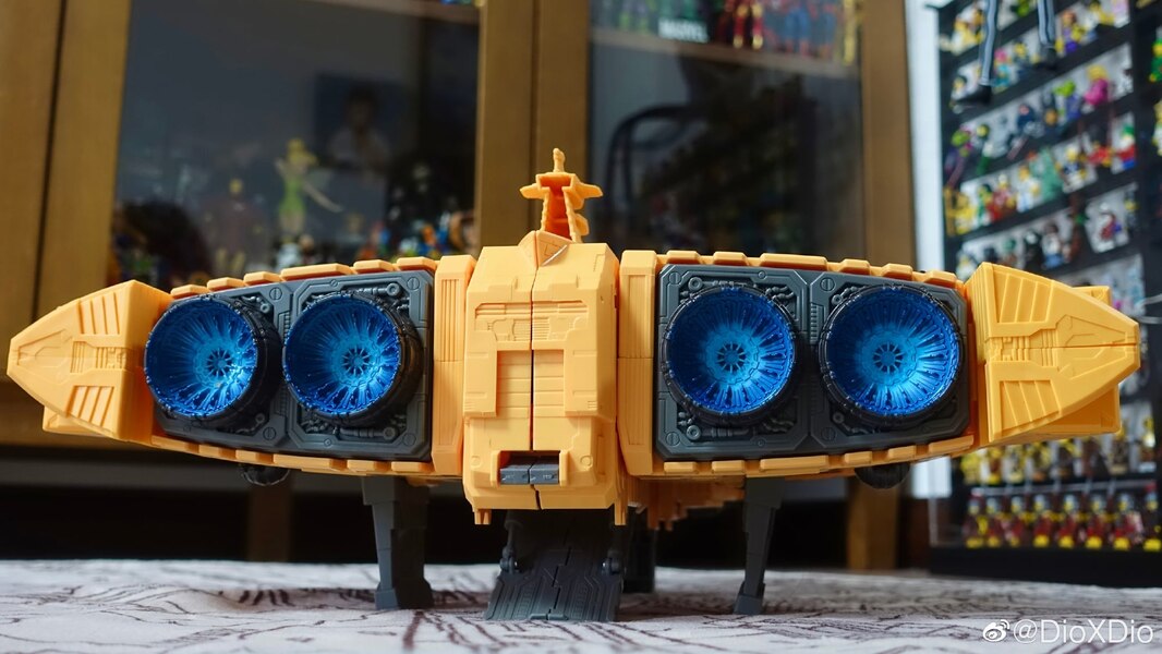 Transformers Kingdom Titan Class ARK More In Hand Images  (24 of 30)